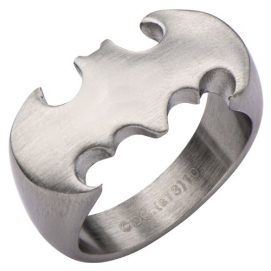 anillo plateado con logo de Batman